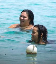 th_220859892_RihannaenjoysafunridewithfriendsonaboatinBarbados_105_122_10lo.jpg
