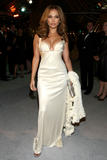 th_78212_Celebutopia-Jennifer_Lopez-The_Curious_Case_of_Benjamin_Button_premiere_in_Los_Angeles-06_122_211lo.jpg