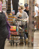 th_14864_Preppie_Hilary_Duff_grocery_shopping_2_122_225lo.jpg