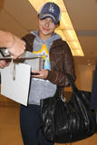 th_70223_Preppie_-_Hayden_Panettiere_arriving_at_Miami_International_Airport_-_Dec._31_2009_6316_122_241lo.jpg