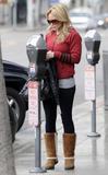 th_69983_Preppie_-_Hilary_Duff_feeds_the_meter_in_Beverly_Hills_-_Feb._9_2010_4150_122_250lo.jpg