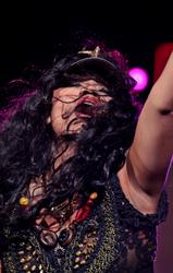 th_005668303_RihannaperformsliveattheBarclaycardWirelessFestivalHydeParkLondon8.7.2012_186_122_379lo.jpg