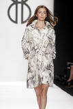th_23758_md-fashionledge.com-ss07-rtw-newyork-w-blass-003-jky1otwn_122_414lo.jpg