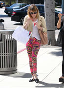 th_657230948_EmmaRoberts07062012EatingIceCreaminBeverlyHills29_122_43lo.jpg