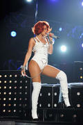 th_135782853_RihannaopenstheBillboardMusicAwards22.5.2011_26_122_437lo.jpg