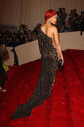 th_489788314_RihannaCostumeInstituteGalaMetBallinNYC_2.5.2011_122_122_550lo.jpg